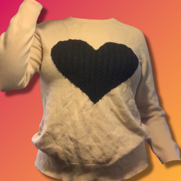 QIXING Heart Sweater 🖤🧸 - Picture 2 of 3